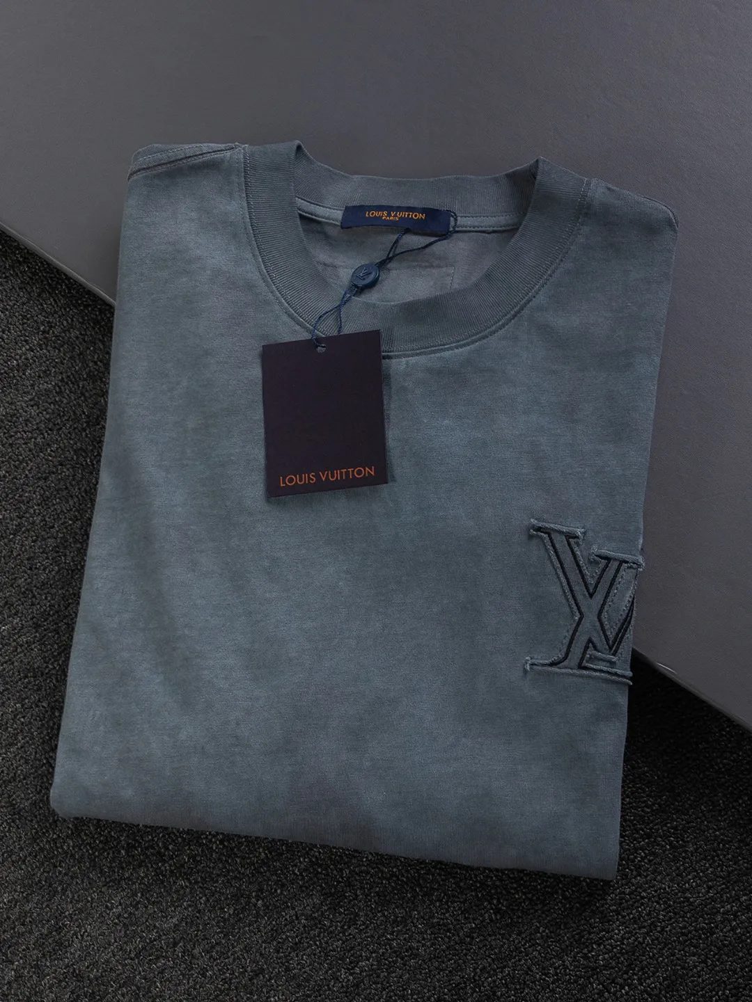 🅿️250 Louis Vuitton 1V Lvjia slightly wide version S-Xl LV 25ss new product counters are on the shelves at the same time. Multiple craftsmanship, chest cut letter patch, back panel cut clover ☘️ patch, letter signature style, one-piece design 🪡 Embroidered round neck short-sleeved T-shirt, same style for men and women! Synchronized with the official website, pure cotton fabrics at the counter! It is close to the skin and comfortable, durable and easy to wear. It has a classic and simple logo design and meticulous original craftsmanship. Short-sleeves, a must-have item for men, do not appear to be the same for the general public, but must be unique and eye-catching. This LV short-sleeve is all about quality, comfort, the same shape and fashion as always, including fabrics and cutting techniques. All of them have been made with great effort! 320 grams of washed pure cotton fabric, pure cotton is breathable, very refreshing and comfortable for daily wear. The rib knitting on the neckline is smooth and tight, and the neckline will not be skewed if you toss it at will. The loose version, you will find that it looks really good on the upper body. The overall is minimalist and neat, super versatile for daily use! Pair it casually with a pair of pants for a youthful look. A T-shirt will make your outfit crazy. It is a fashionable item that can never go wrong! Color: dark gray light blue, Size: S-XL Size chart: S: Shoulder width 50-Bust 54-Length 70 M: Shoulder width 52-Bust 56.5-Length 72 L: Shoulder width 54-Bust 59-Length 74 XL: Shoulder width 56-Bust 61.5-Length 76